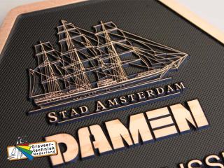 Opwaartse gravure in het bronzen plaat, schip wapenschild clipper stad Amsterdam.